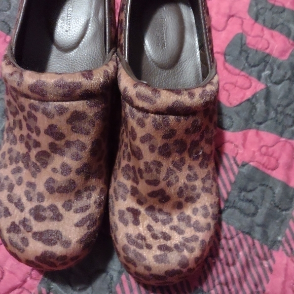 Croft & Borrow clog shoes women’s 9.5 Medium Sole Sense Ability animal cheetah - Picture 2 of 4